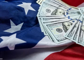 El dólar cae mientras la Fed fija las tasas de interés
