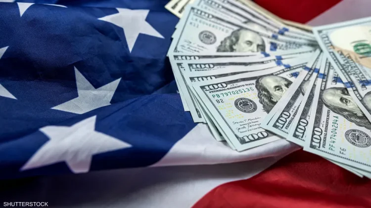 El dólar cae mientras la Fed fija las tasas de interés