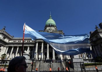 El mayor prestatario del FMI toma una decisión «histórica».. En medio de la escasez de divisas