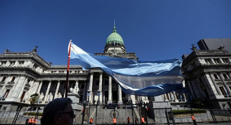 El mayor prestatario del FMI toma una decisión «histórica».. En medio de la escasez de divisas