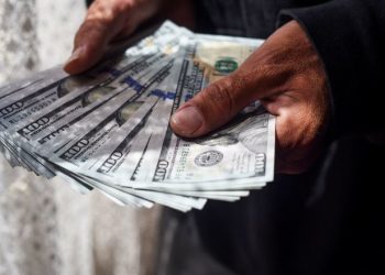 El dólar mantiene ganancias frente a las principales monedas