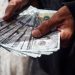 El dólar mantiene ganancias frente a las principales monedas
