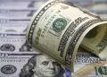 El dólar cae mientras los precios del petróleo esperan importantes datos de Estados Unidos