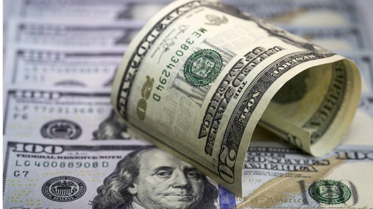 El dólar cae mientras los precios del petróleo esperan importantes datos de Estados Unidos