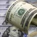 El dólar cae mientras los precios del petróleo esperan importantes datos de Estados Unidos