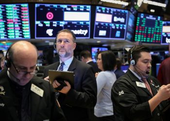 Noticias de última hora: Wall Street baja después de fuertes máximos.. El oro cae con fuerza y el dólar despega