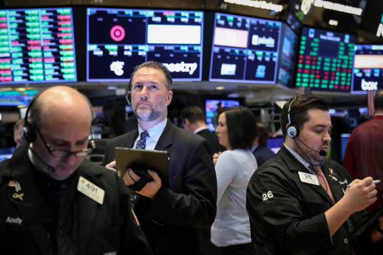 Noticias de última hora: Wall Street baja después de fuertes máximos.. El oro cae con fuerza y el dólar despega