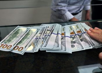 Venezuela detiene en posesión de 150 mil dólares falsificados a su regreso de Colombia