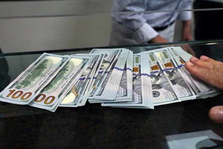 Venezuela detiene en posesión de 150 mil dólares falsificados a su regreso de Colombia