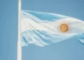 La economía argentina cae bajo las garras del agravamiento de las crisis