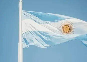 La economía argentina cae bajo las garras del agravamiento de las crisis
