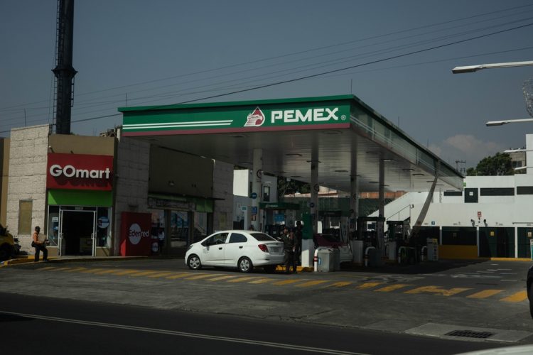 700 mil de barriles de pérdidas por incendio en la plataforma petrolera mexicana hasta ahora