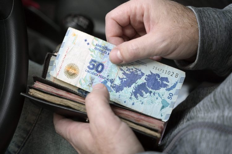 Contracción de la economía argentina supera las expectativas a causa de la sequía récord