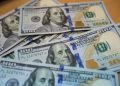 El dólar aumenta a medida que caen las solicitudes de prestaciones de desempleo en Estados Unidos