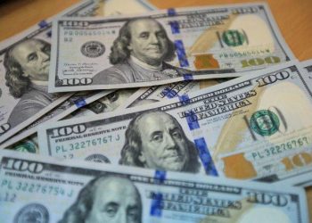 El dólar aumenta a medida que caen las solicitudes de prestaciones de desempleo en Estados Unidos