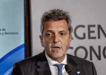 Argentina desafía el «Fondo Monetario» y apoya el bienestar social y los salarios