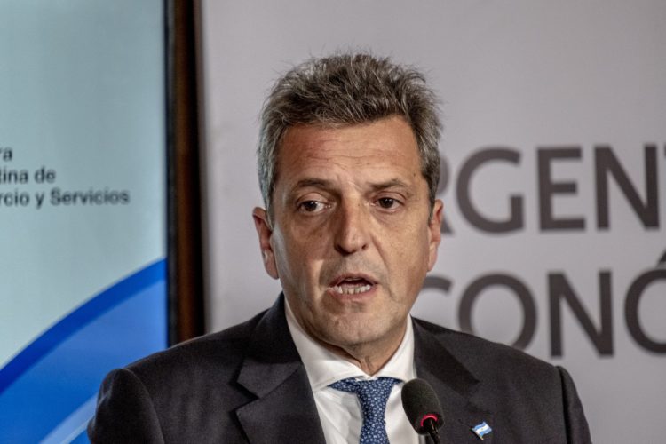 Argentina desafía el «Fondo Monetario» y apoya el bienestar social y los salarios