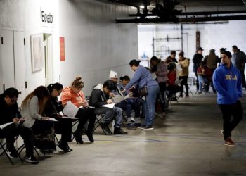 Las solicitudes semanales de prestaciones por desempleo en Estados Unidos se desploman