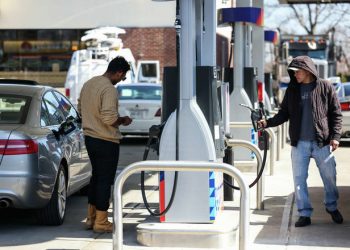 En Estados Unidos Los precios de la gasolina aumentan  y las solicitudes de beneficios de desempleo