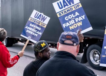 El cuarto día de la huelga de los trabajadores automotores estadounidenses…