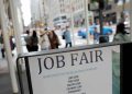 Aumento moderado en las solicitudes semanales de beneficios de desempleo en Estados Unidos