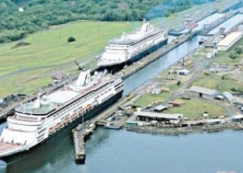 Un buque en el Canal de Panamá pagó $2.4 millones para saltar la línea