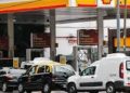 Crisis de gasolina en Argentina y largas colas de autos esperando frente a estaciones