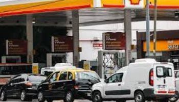 Crisis de gasolina en Argentina y largas colas de autos esperando frente a estaciones