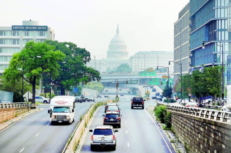 Empleados estadounidenses aprovechan el poder de negociación para levantar las demandas