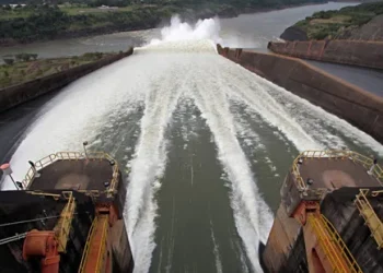 Empresa minera se niega a pagar daños por colapso de represa en Brasil