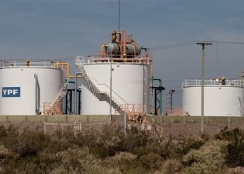 Argentina amenaza a petroleras con prohibición de exportación sin resolver crisis de combustibles