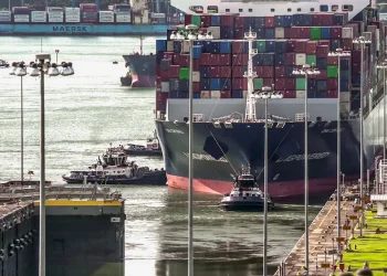 Los barcos se amontonan en el Canal de Panamá. Y la solución es una larga espera o una tarifa enorme