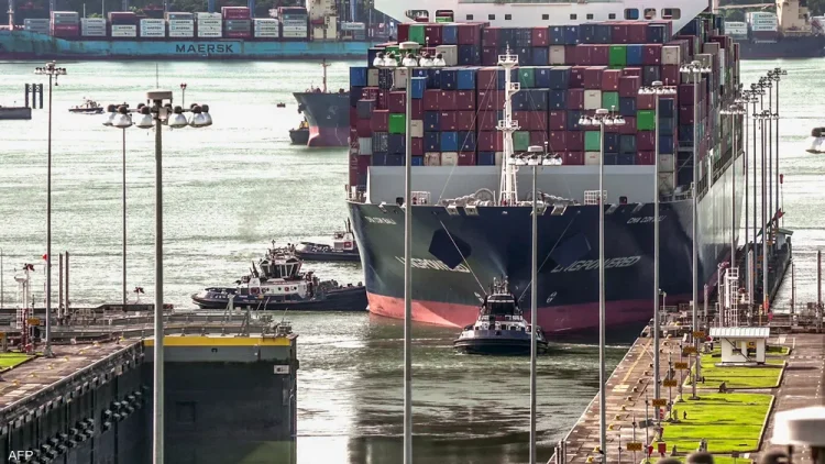 Los barcos se amontonan en el Canal de Panamá. Y la solución es una larga espera o una tarifa enorme