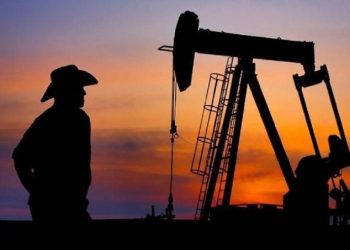 El petróleo cae un 2,4% al cierre y registra pérdidas semanales por segunda vez consecutiva