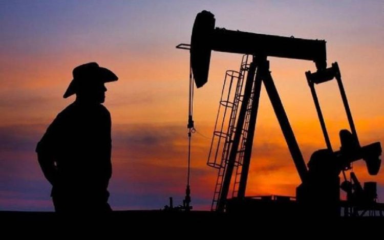 El petróleo cae un 2,4% al cierre y registra pérdidas semanales por segunda vez consecutiva