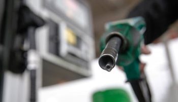 Argentina suspende exportaciones de petróleo para resolver escasez de combustible