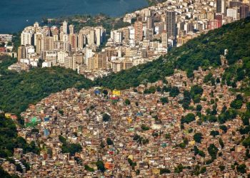 Apagones sofocan el barrio marginal más grande de Brasil en Río de Janeiro