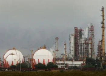 Argentina amenaza con bloquear exportaciones de petróleo sin resolver crisis de combustible