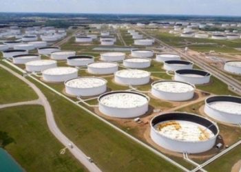 La producción de petróleo de Estados Unidos se eleva a un récord de 13,05 millones de barriles por día