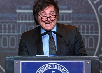 Después de un aumento de precios sin precedentes.. Presidente de Argentina despide a 5 miles de empleados