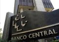 Brasil reduce la tasa de interés en medio punto porcentual y espera más