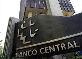 Brasil reduce la tasa de interés en medio punto porcentual y espera más