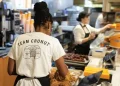 Los empleos de Estados Unidos se desaceleraron en noviembre y los salarios muestran el menor crecimiento