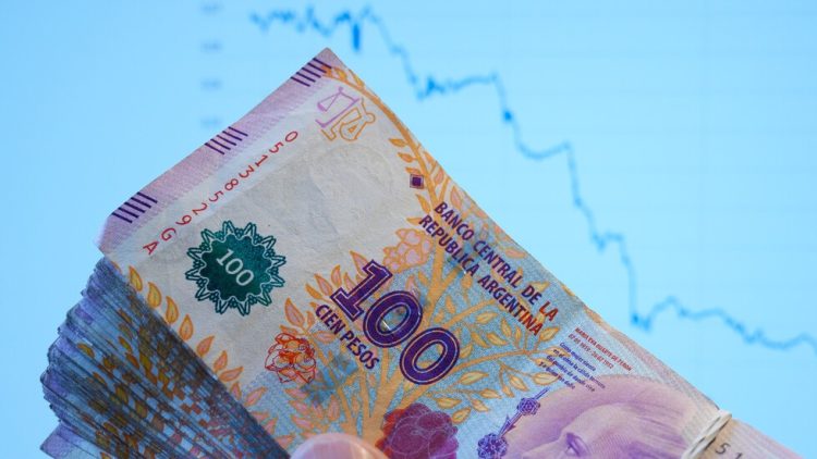 Presidente de Argentina no tiene dinero y debe iniciar medidas de austeridad con inflación del 180