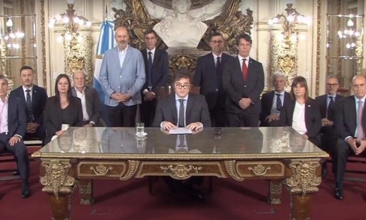 Conmoción en Argentina por las promesas del nuevo presidente.. Aumento de los precios de los excedentes