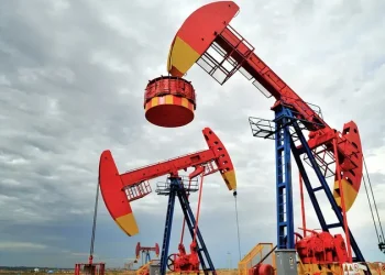 El petróleo crudo se prepara para ganancias semanales gracias a datos económicos positivos