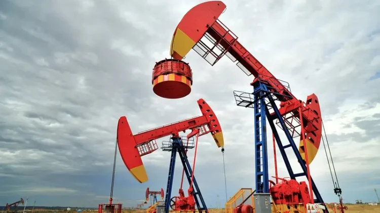 El petróleo crudo se prepara para ganancias semanales gracias a datos económicos positivos