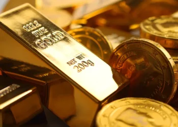 La caída del oro con el aumento del dólar y el enfoque en los datos de inflación en Estados Unidos