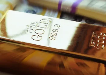 El dólar gana mientras el oro registra su peor desempeño semanal en 6 semanas
