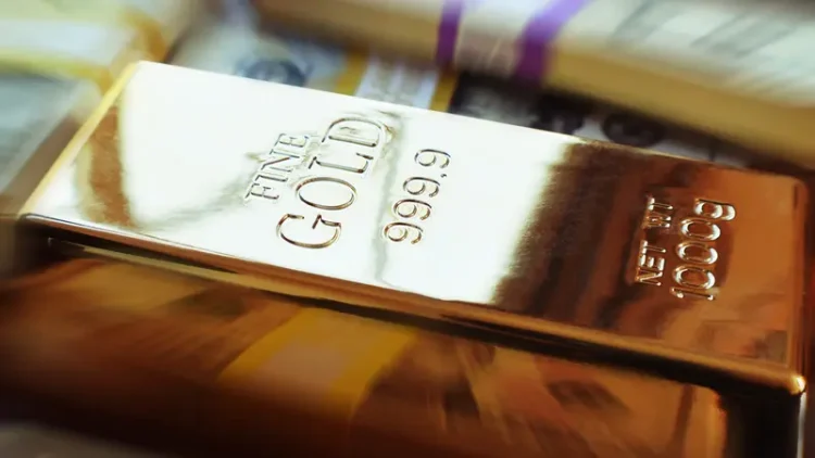 El dólar gana mientras el oro registra su peor desempeño semanal en 6 semanas